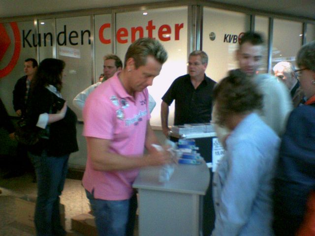 der herr j�rgen autogrammstunde big_brother j�rgen kvb fans neumarkt 