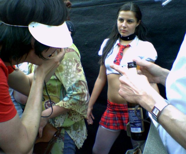 rampenferkel fotograf minirock model posen m�dchen foto bratze posing kamera csd07 