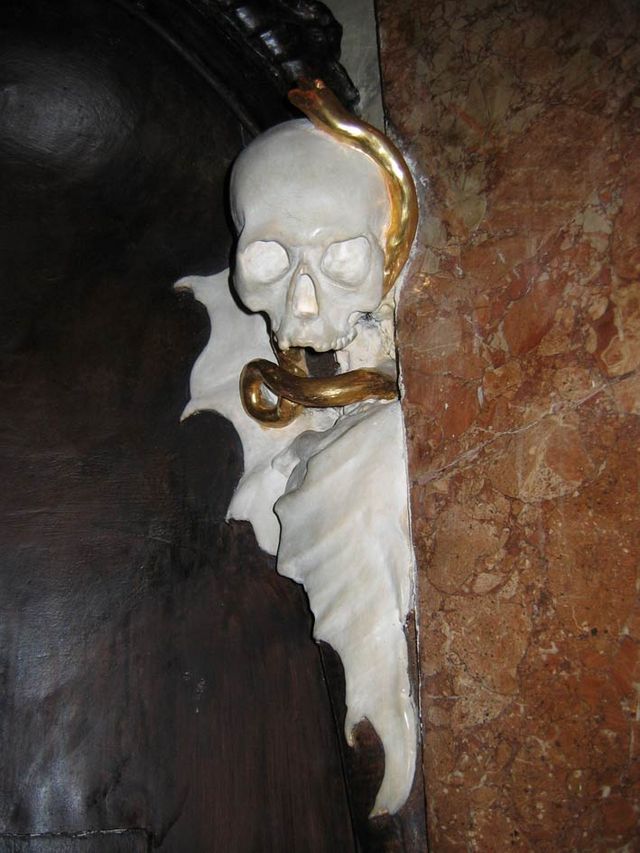 grusel assam schlange kirche m�nchen totenkopf 