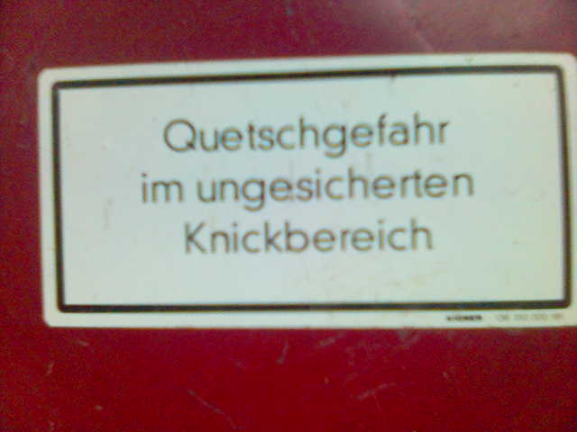 Quetschgefahr knickbereich quetschgefahr ungesichert gefahr rot schild warnung 