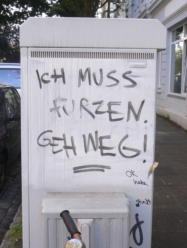 gehweg furz furzen geh warnung weg stromkasten hamburg 