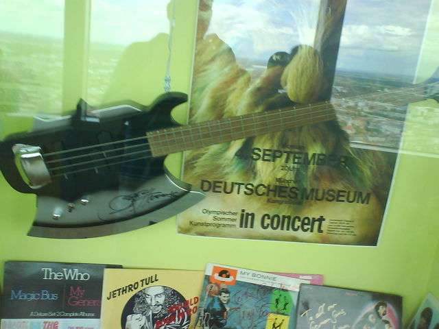 the axe rockmuseum Gitarre axt münchen olympiaturm 