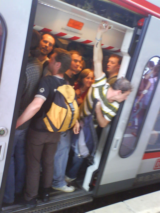 bahnfahren macht spass �berf�llt bahn rheinkultur 