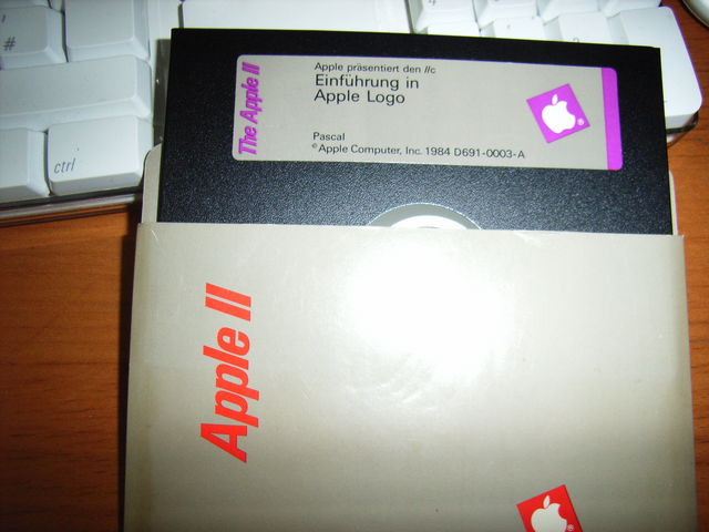 Leider kein universal binary pascal alt apple computer diskette logo farnblaetterundspiralenundsonstnix 