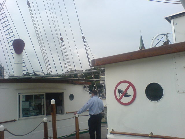 Kleiderordnung highheels kleiderordnung matrosen rickmer rickmers segelschiff verbot hamburg st�ckelschuhe 