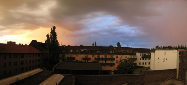 Weltuntergangsstimmung. ausblick colonius gewitter dom himmel wolken weltuntergang schlafzimmerfenster panorama 