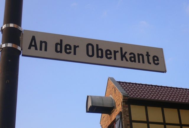 unterlippe oberkante stra�enname schild wasser rostock stra�enschild 