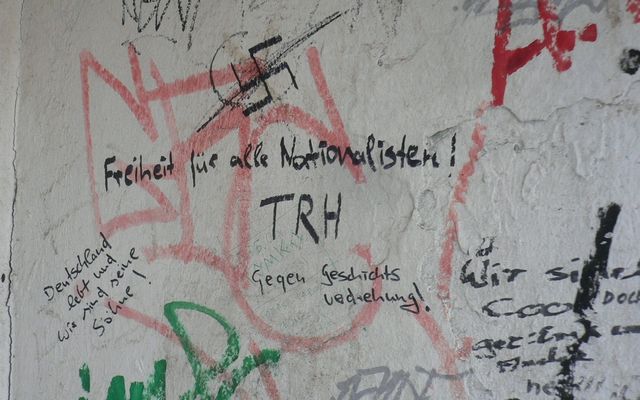 ost-bahnhof geschichte kritzelei nationalisten ostdeutschland wande warnemnde deutschland haltestelle rostock freiheit hakenkreuz 