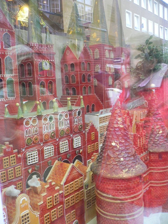 schlaraffenland holstentor marzipan niederegger essen schaufenster s��igkeiten schloss l�beck 