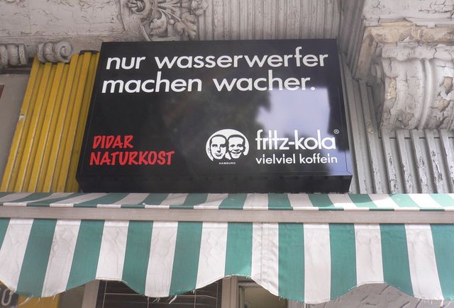 naturkost fritz-kola wach wasserwerfer cola werbung getr�nke hamburg schanzenviertel 