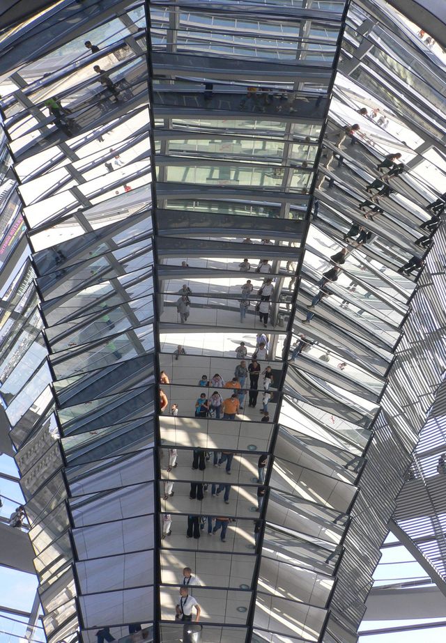 frau im spiegel kuppel spiegel berlin bundestag reichstag 