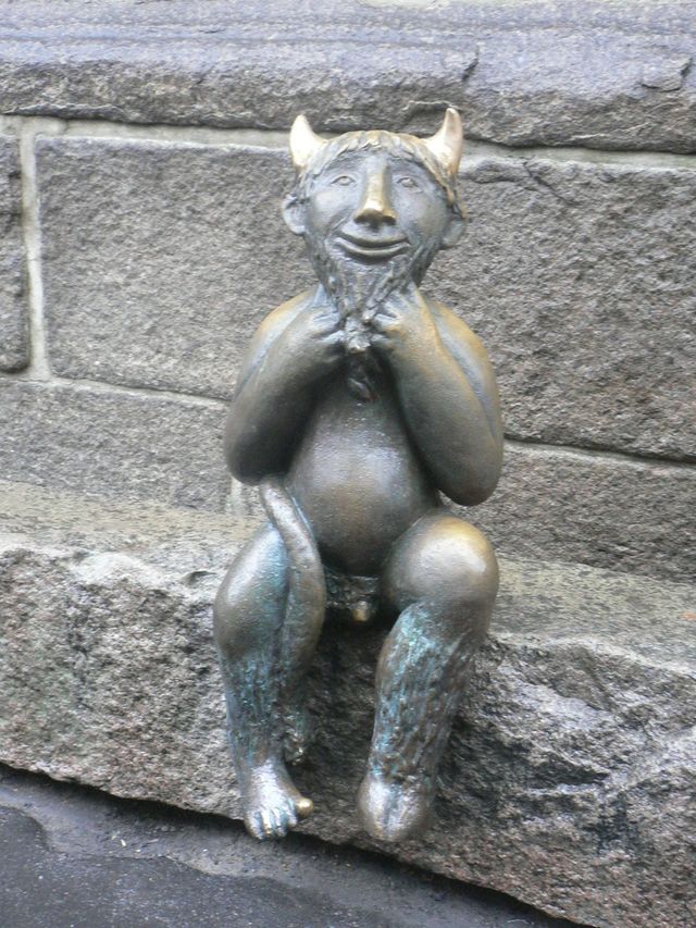 teufelszeug kirche stein teufel satan hörner glücksbringer lübeck 