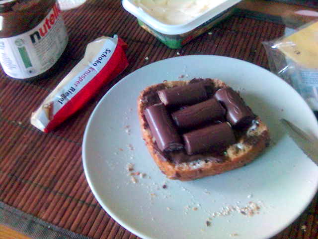 F�r den kleinen Schokohunger am Morgen... nutella schokoknusperriegel schokolade lecker br�tchen fr�hst�ck 