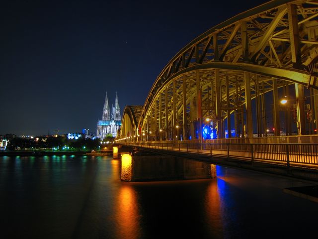 Der g�ldene Weg zum Dom. br�cke dom k�ln nacht rhein hohenzollern hdr 