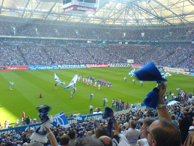 Einmarsch fussball fu�ball stadion fans schalke gelsenkirchen veltins-arena 
