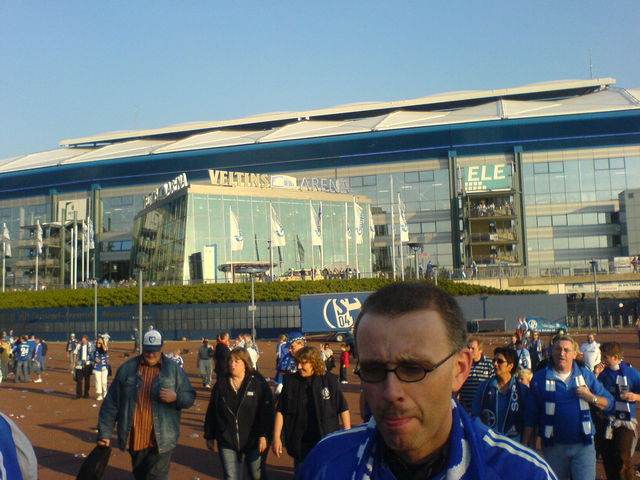 der vip eingang ;-) vip zerknirscht stadion fans schalke gelsenkirchen veltins-arena 