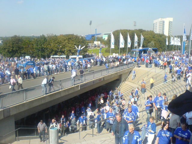 eingangsbereich zum tempel stadion fans eingang schalke gelsenkirchen veltins-arena 