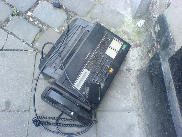 ausrangiertes technikrelikt fax m�ll technik stra�e br�ssel 