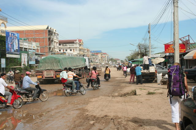 ankunft in kambodscha kambodscha motorbike schlagloch staub thailand dreck strasse grenze 