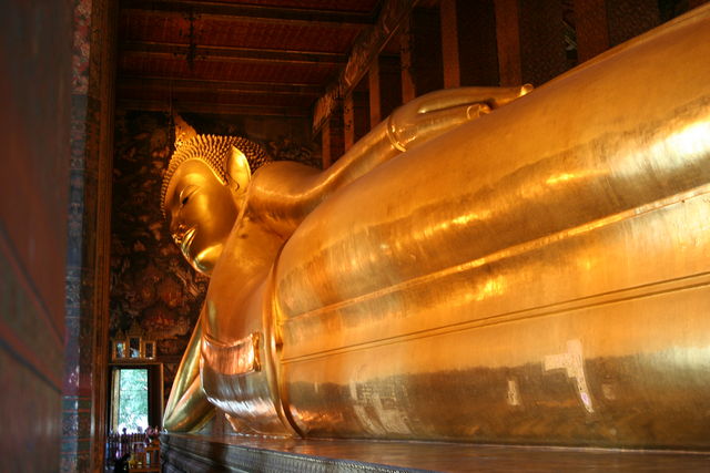 chilling in the name of... liegend buddha gross gold bangkok 