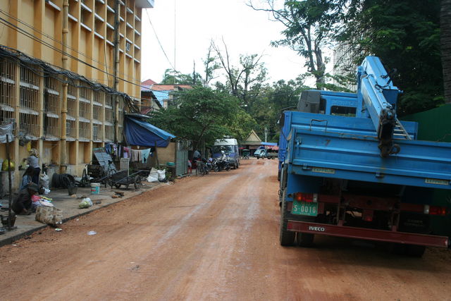 nebenstrasse lehm nebenstrasse strasse lkw phnompenh 