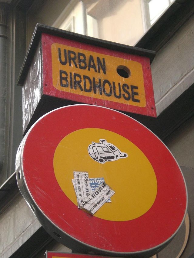 urban birdhouse birdhouse urban vogelhaus schild vogel schweden stockholm 