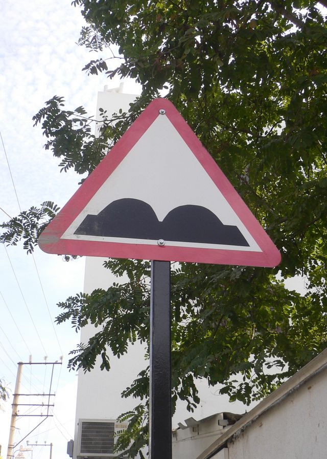 achtung! dessous auf der fahrbahn! schild trkei verkehrsschild bodrum 