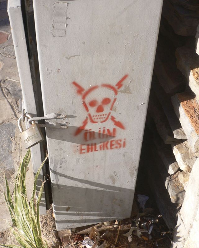 der tod lauert an jeder ecke tod warnung t�rkei strom stromkasten elektrizit�t bodrum 