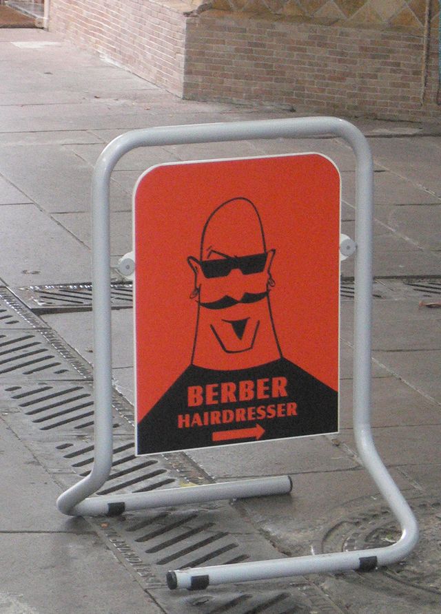 warnung oder werbung? friseur frisr haare schild werbung glatze trkei bodrum 