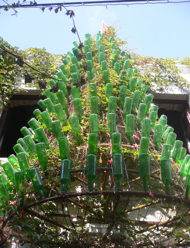 wie grn sind deine flaschen! dekoration baum flaschen trkei altglas tannenbaum bodrum 