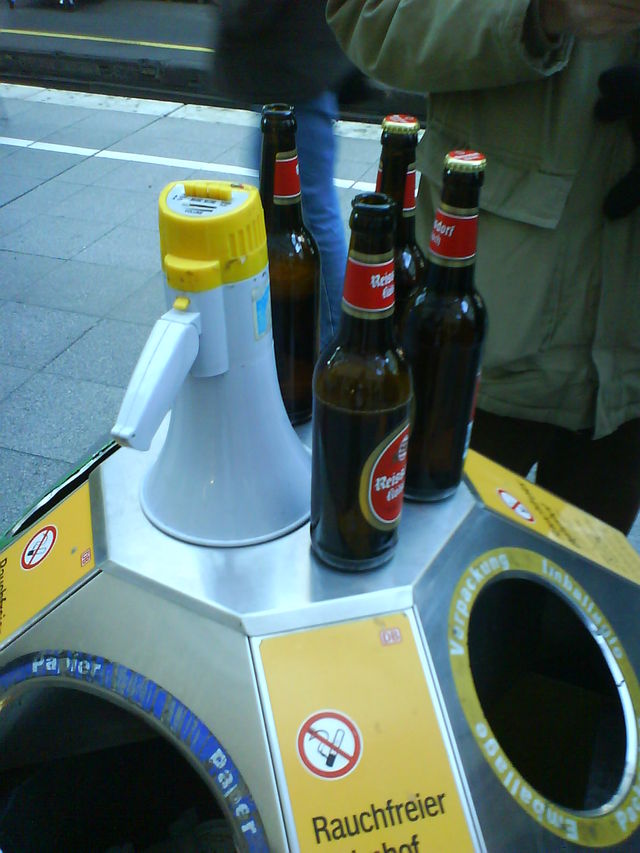 abgestellt ausw�rtsfahrt bier k�ln k�lsch megaphon hauptbahnhof m�lleimer 