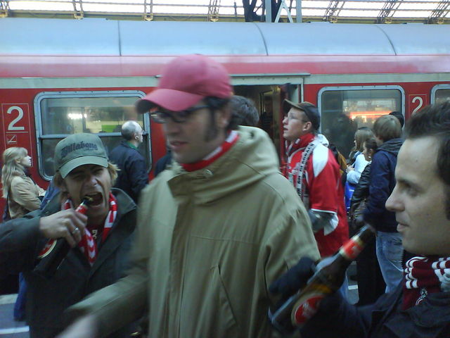 Entschuldigen Sie... bier christoph fc k�ln lars daniel hauptbahnhof gladbach ausw�rtsfahrt 