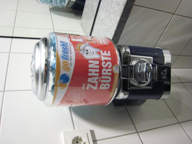 Zahnb�rstenautomat automat d�sseldorf zahnb�rste flughafen 