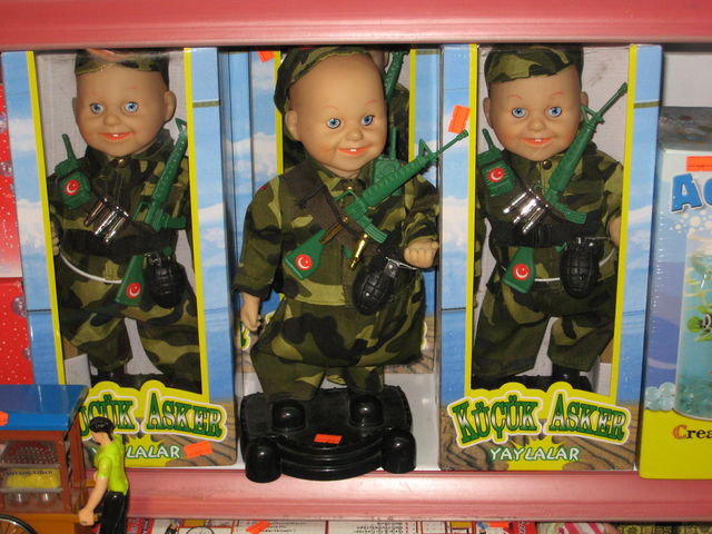 K�c�k Asker Yaylalar gewehr handgranate baby t�rkei spielzeug puppe kusadasi 