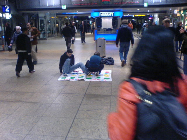 Cross-Twister! besoffen köln twister bahnhof hauptbahnhof outdoor köln_hbf 