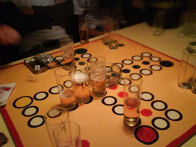 Mensch �rger dich nicht...sauf lieber! mensch_�rger_dich_nicht saufspiel �rgern bier k�lsch saufen spiel center_parc2007 centerparc centerparks 