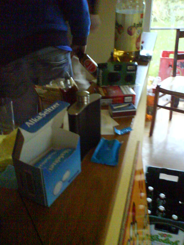 Ausgeglichene Ern�hrung... alka flachmann selzer kippen k�lsch saufen zigaretten kamera grolsch apfelschorle center_parc2007 centerparc centerparks 