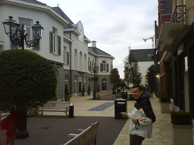 LEER! factory_outlet markenklamotten roermond schn�ppchenj�ger holland kaufen langeweile billig 