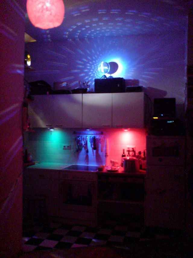 living in a club (vorher deluxe) party stolzestrae 8.12.07 disco licht discokugel 