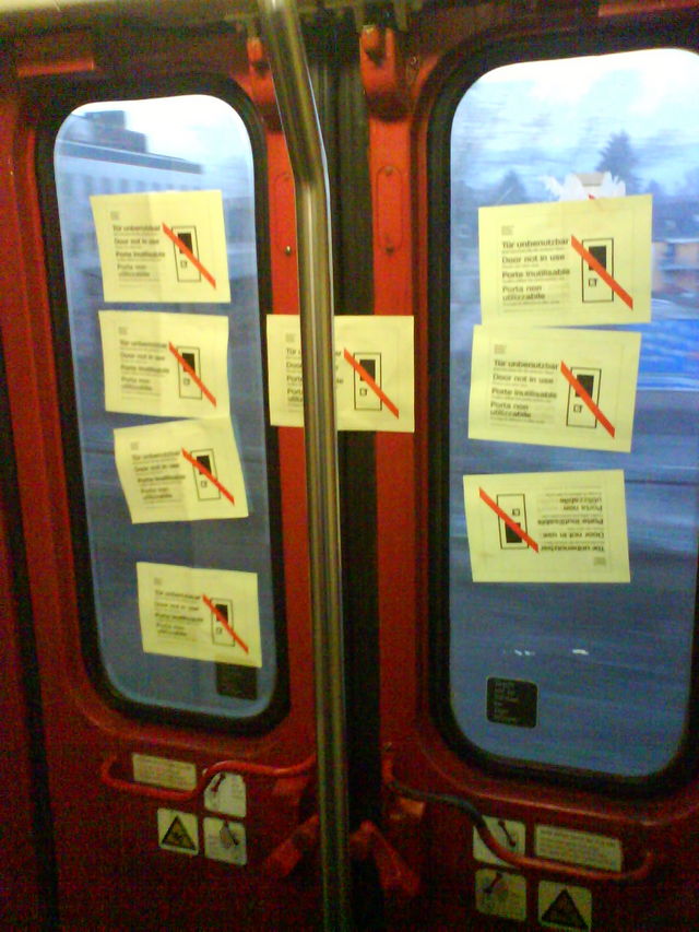 Kaputt. bahn kaputt t�r weihnachten bahnfahren homburg saarland 