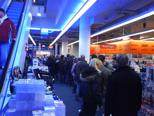 Kurz vor 14 Uhr... heiligabend weihnachten kaufen saturn saarland schlange saarbr�cken 