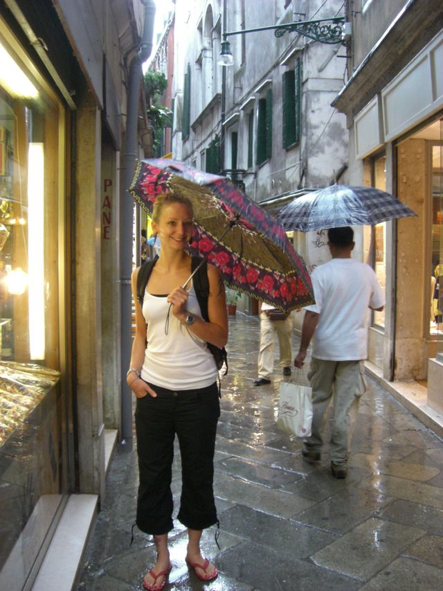 Regen auf Venedig flipflop pftzen regen regenschirm nass pane brot 