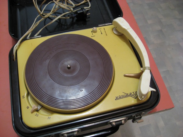 portable turntable 1970er plattenspieler portable style turntable koffer moskau 