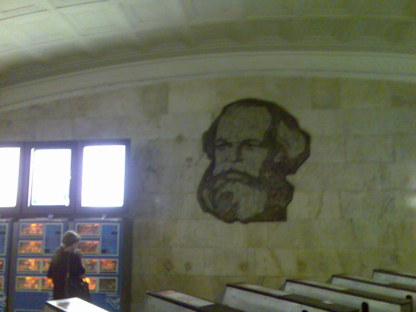 marx zeitungsautomat karl marx metro moskau 