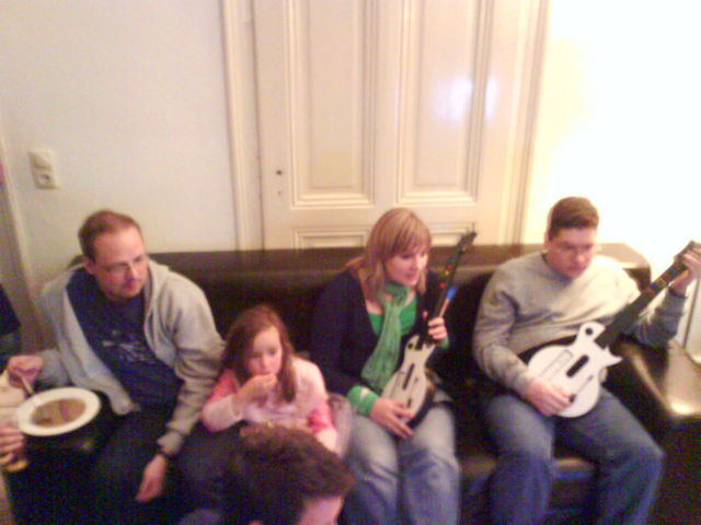 rocknroll highschool erbsensuppe kerstin kind sofa wii hero timo guitar 