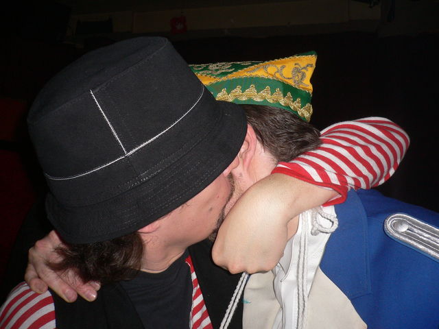 bruderkuss karneval kuss p�nzli steam umarmung hammondbar karneval_2008 