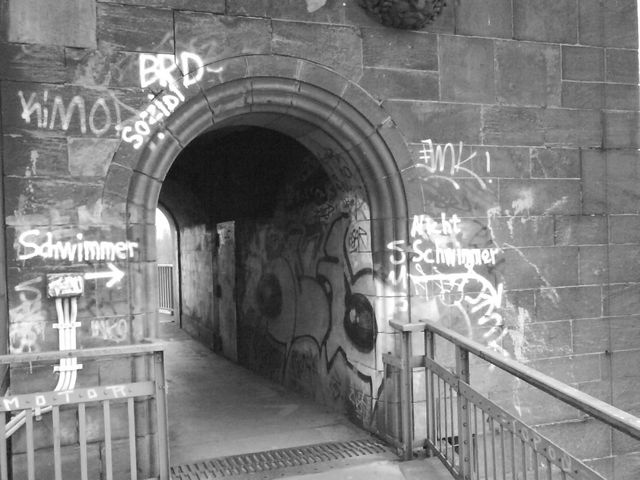 nichtschwimmer bitte nach rechts k�ln streetart s�dbr�cke 