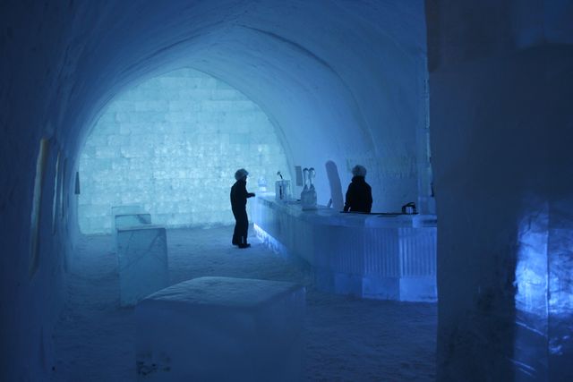 Eisbar im Eishotel eisbar eishotel smirnof eis vodka nordkap2008 