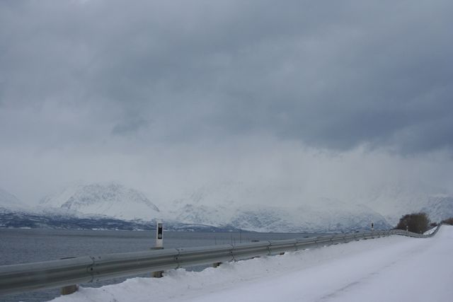 Strasse, Meer, Gebirge leitplanke schnee strasse fjord nordkap2008 