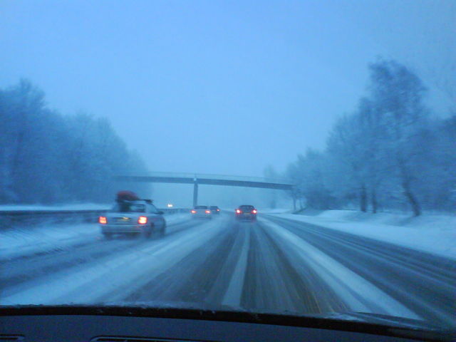 weies idyll autobahn schnee autofahren autos wetter 